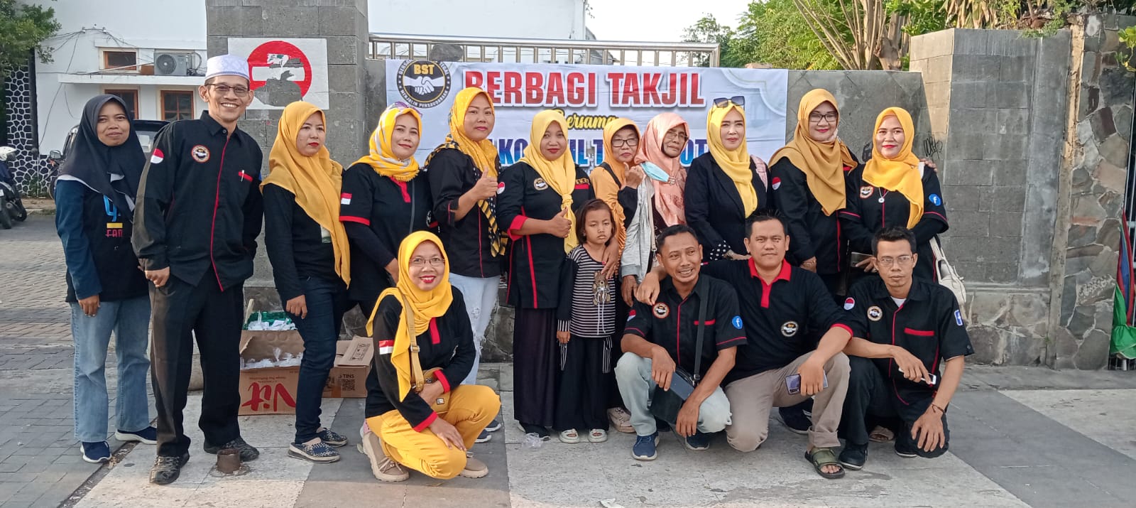 Menebar Berkah Ramadhan: Yayasan Bersama Sahabat Tegal Sukses Selenggarakan Kegiatan Sosial Berbagi Takjil